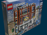 une boîte contenant un kit Lego Creator, sur fond bleu