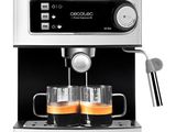 gros plan d'une machine à café avec deux tasses de café