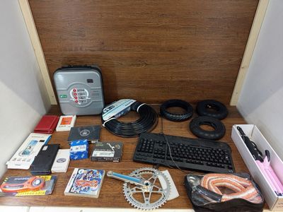 Lot d'articles divers et variés comprenant des articles Mult…