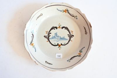 une assiette blanche sur laquelle est représenté un château
