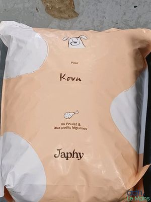 un sac de nourriture posé par terre