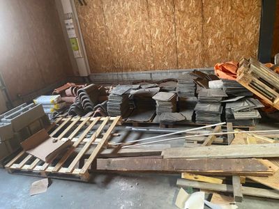 un tas de bois posé par terre dans une pièce
