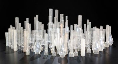 un grand nombre de bouteilles en verre posées sur une table