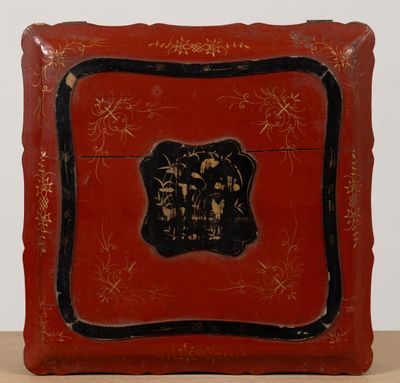 une image représentant une boîte rouge ornée d'un motif noir et or