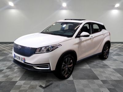 le 4x4 blanc est garé sur un carrelage à carreaux
