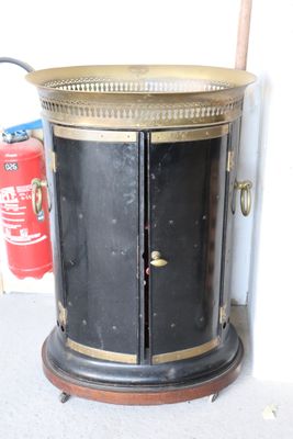 Meuble bar en tôle laquée noire à galerie laiton - Photo 1