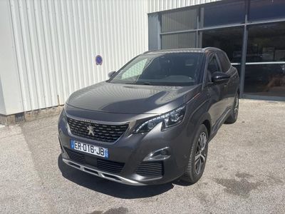 l'avant d'une voiture grise garée devant un immeuble