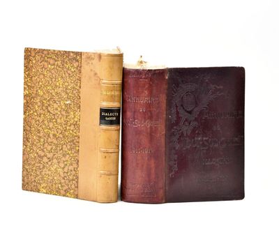 deux vieux livres posés l'un à côté de l'autre sur une surface blanche