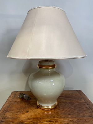 une lampe posée sur une table en bois