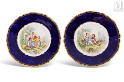 SÈVRES Paire d’assiettes plates de forme contournée en porce…