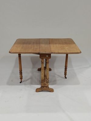 une table en bois avec deux rallonges sur le dessus et deux rallonges sur le dessous