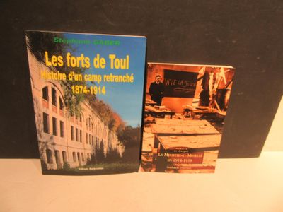 deux livres posés sur une table