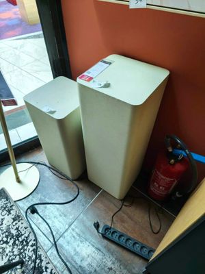 deux poubelles posées l'une à côté de l'autre sur le sol