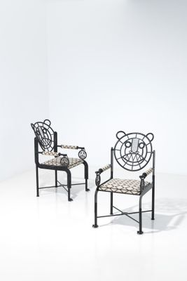 une paire de chaises en fer forgé en forme de toiles d'araignée