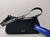 un sac noir muni d'une bandoulière bleue et d'une étiquette