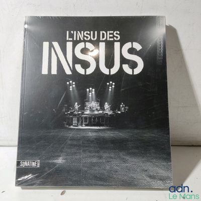 une image représentant un livre sur lequel figure la photo d'un groupe