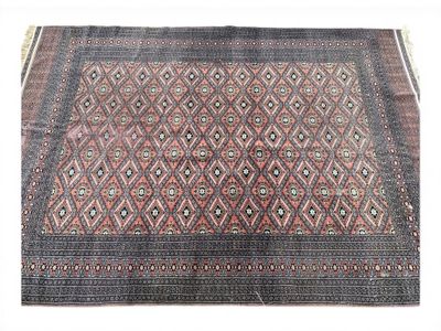 un tapis dont le dessous est orné d'un motif