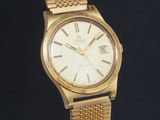 une image d'une montre-bracelet en or avec des chiffres romains