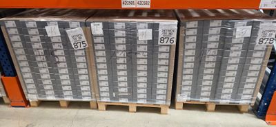 toutes ces boîtes qui se trouvent sur les rayons du magasin
