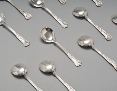 de nombreuses cuillères et cuillères à soupe qui se trouvent sur la table