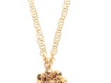 gros plan d'un collier en or sur fond blanc
