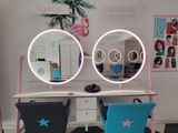 un bureau avec deux chaises et un miroir dans la pièce