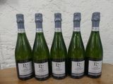 six bouteilles de vin sont alignées sur une table en bois