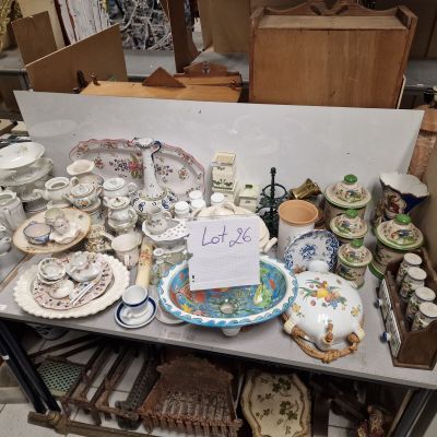 une table sur laquelle se trouvent beaucoup d'assiettes et de bols