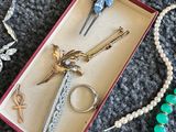 une boîte contenant tout un tas de bijoux