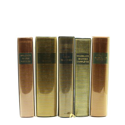 quatre livres sont alignés sur une surface blanche
