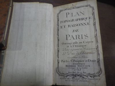 un vieux livre posé sur une table en bois