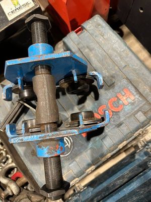 une machine posée par terre à côté d'une boîte à outils