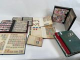 de nombreux types de timbres différents sur les pages d'un livre