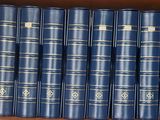 de nombreux livres bleus sur une étagère dans une boîte à livres