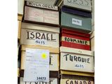 de nombreuses boîtes empilées dans une pièce