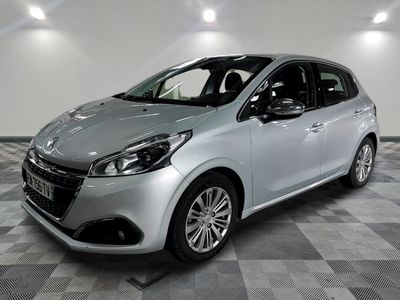 la voiture argentée est garée sur un sol en damier dans le garage