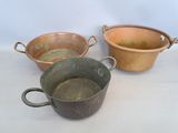 trois pots posés les uns à côté des autres sur une table