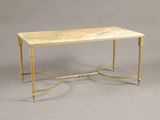une image représentant une table avec un plateau en marbre et des pieds en métal doré