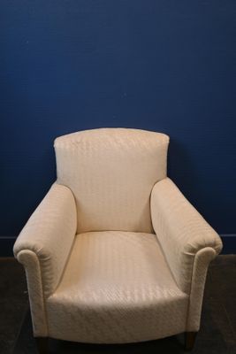 une chaise qui se trouve dans une pièce aux murs bleus