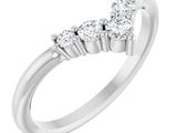 une bague en or blanc sertie de trois diamants