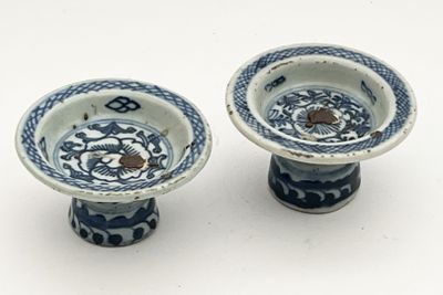 deux bols bleus et blancs posés sur une surface blanche
