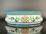 un bol blanc orné de motifs colorés, posé sur une table