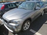 une photo d'un SUV BMW argenté garé sur un parking