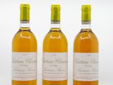 trois bouteilles de vin posées les unes à côté des autres sur une surface blanche