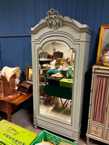 Armoire de style Louis XVI rechampi gris fronton à décor au nœud ...