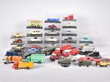 beaucoup de petites voitures et de camions dans une vitrine
