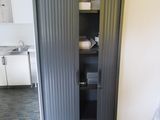 une grande armoire dans un coin de la pièce
