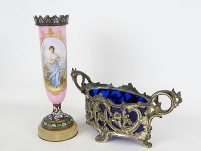 deux vases posés l'un à côté de l'autre sur une table