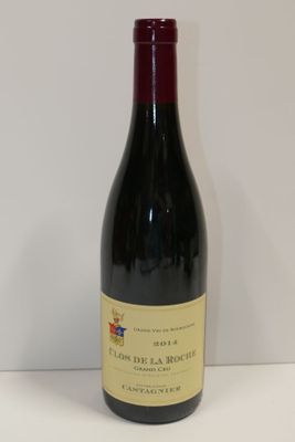 une bouteille de vin posée sur une table