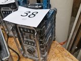 une radio posée sur une table